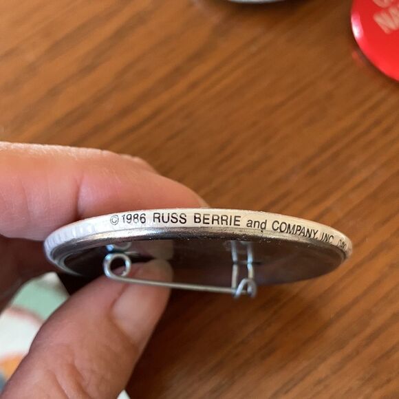 5 Christmas button pins - Picture 8 of 9